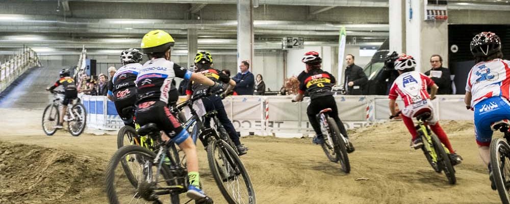 Sfide A Due Ruote Sulla Pista Indoor