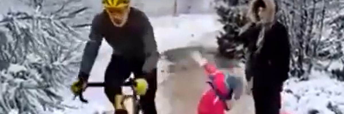 Il Ciclista Dà Una Ginocchiata Alla Bambina. Il Video